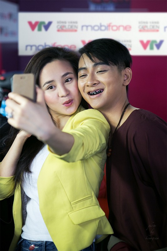 Hoài Lâm thích thú chụp ảnh cùng Vy Oanh trong hậu trường.
