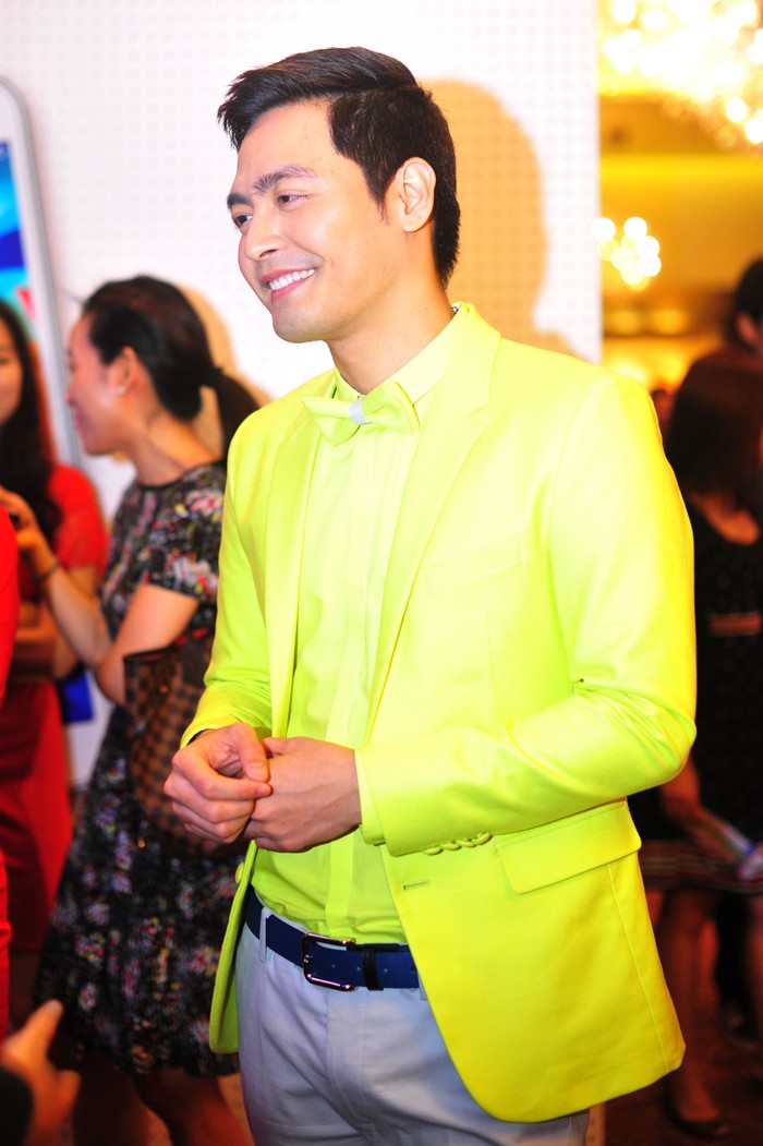 MC Phan Anh đến sự kiện với trang phục màu xanh sặc sỡ.