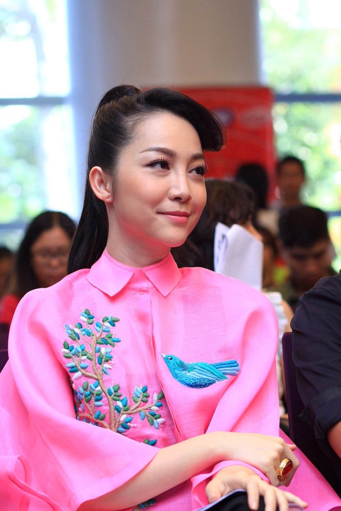 Linh Nga đại diện nhà tài trợ về dinh dưỡng các bữa ăn cho thí sinh The Voice Kids.