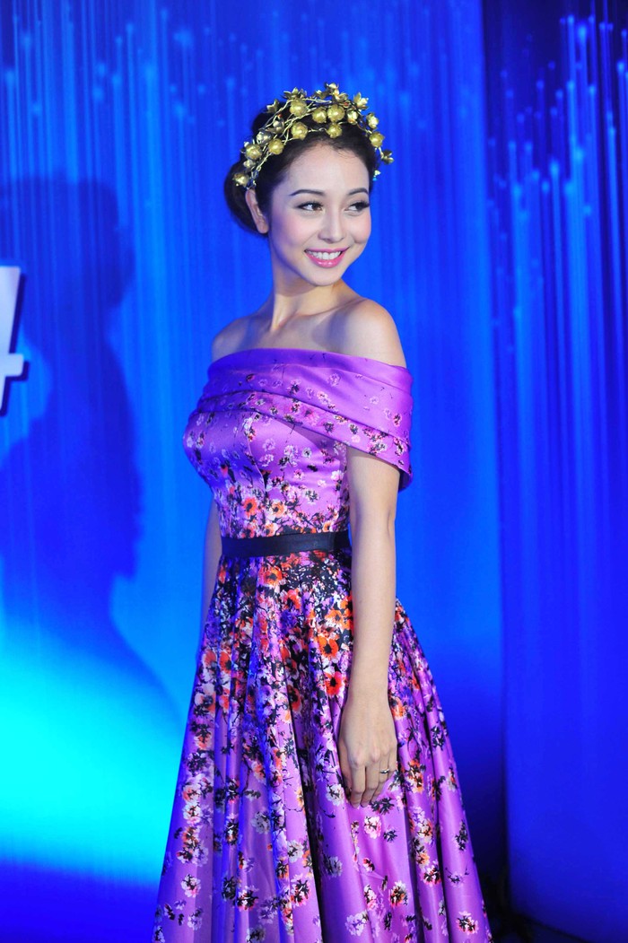 Hoa hậu Jennifer Phạm yêu kiều với đầm hoa.