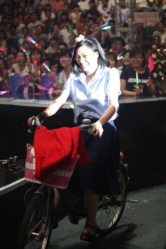 Nữ ca sỹ Phương Thanh xuất hiện với trang phục học sinh mượn từ bé Gà