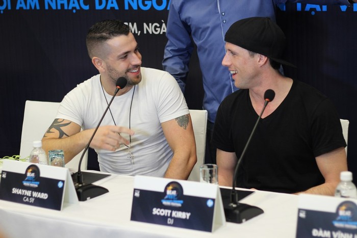 Sau khi trở về khách sạn, Shayne Ward và DJ quốc tế Scott Kirby đã tranh thủ góp mặt trong buổi họp báo ra mắt chương trình vào 15h cùng ngày.