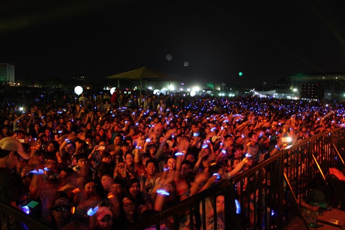 Gần 50 ngàn fan có mặt chỉ trong buổi tối để chờ đón phần biểu diễn của Quán quân The X-Factor Shayne Ward.