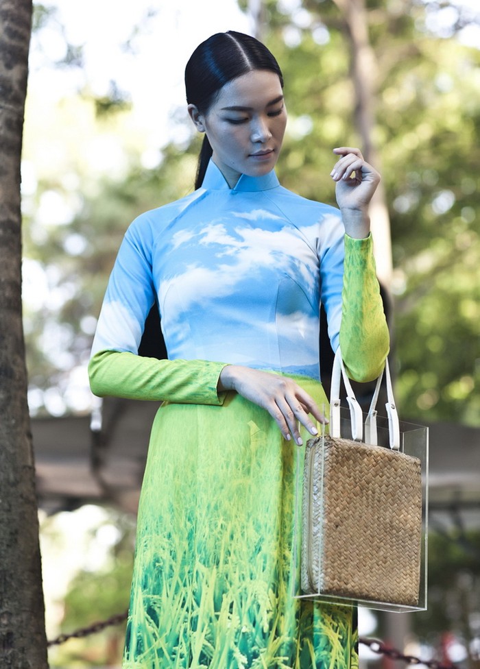 Hình ảnh người thiếu nữ Việt Nam thướt tha, đài các trong tà áo dài chấm gót chân toát lên một tinh thần tự tại, yên bình.