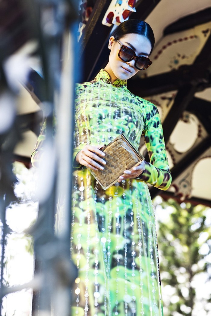 Lần này, Hoa hậu Thùy Dung thể hiện ấn tượng bộ sưu tập áo dài của NTK Nguyễn Công Trí. Bộ sưu tập tiếp tục vận dụng kĩ thuật in màu chuyển nhiệt trên nền lụa để mang đến những chất liệu và hình ảnh mới cho tà áo dài Việt.