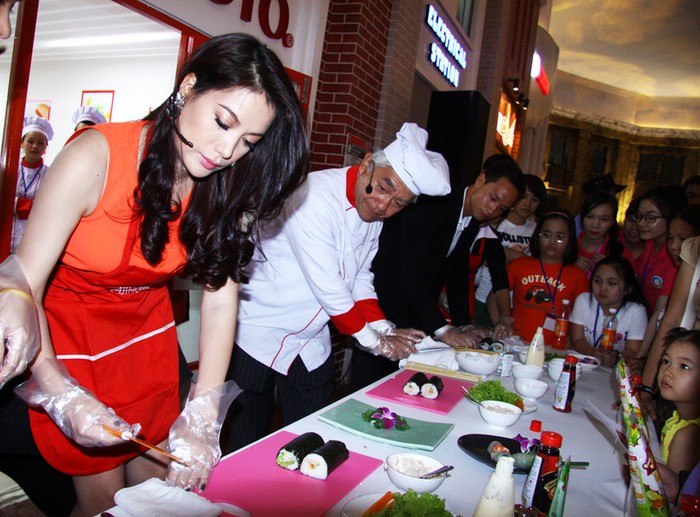 Diễn viên phim “Hương ga” đã có một trải nghiệm thú vị khi cùng vào bếp làm món sushi của Nhật Bản.