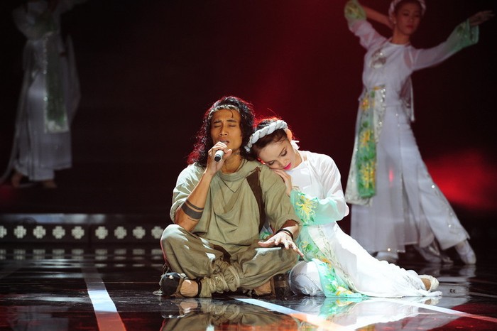 Theo Huy Tuấn thì Anh Khoa đã “phá nát bét” ca khúc của anh rất thành công khiến giám khảo và cả khán giả không thể ngồi yên.