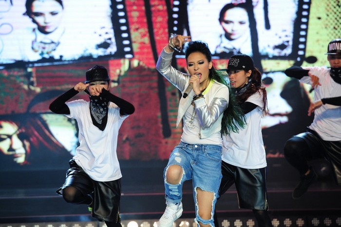 Kimmese, thí sinh nhỏ tuổi nhất – người được mệnh danh là “công chúa hiphop Việt” đã phiêu hết mình với “Feel the beat”, phô được giọng hát khỏe, khả năng sáng tác và đọc rap cực chất của mình.