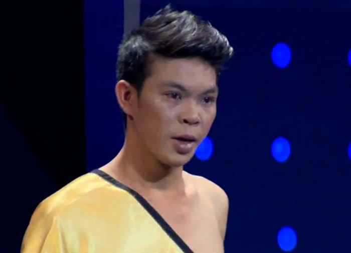 Nghệ sĩ xiếc Hoàng Đặng chảy nước mắt sau màn biểu diễn xách nước bằng mí mắt.