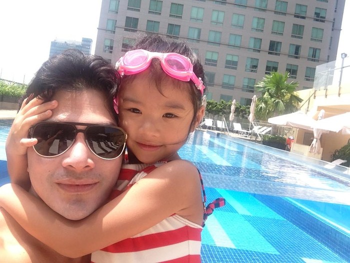Trần Bảo Sơn thường xuyên dắt con gái đi tập bơi tại một khách sạn 5 sao.