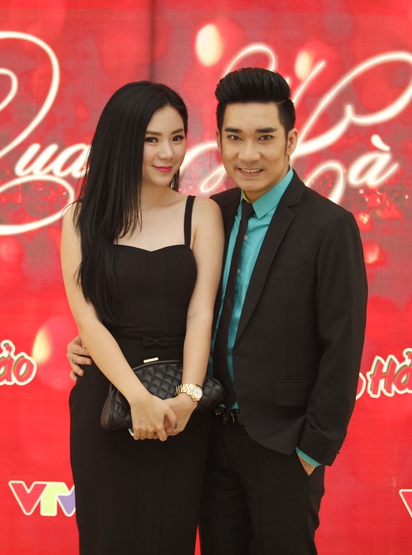 Cô bạn gái Thảo Vân luôn xuất hiện bên cạnh Quang Hà, nhất là những sự kiện quan trọng đối với nam ca sĩ.