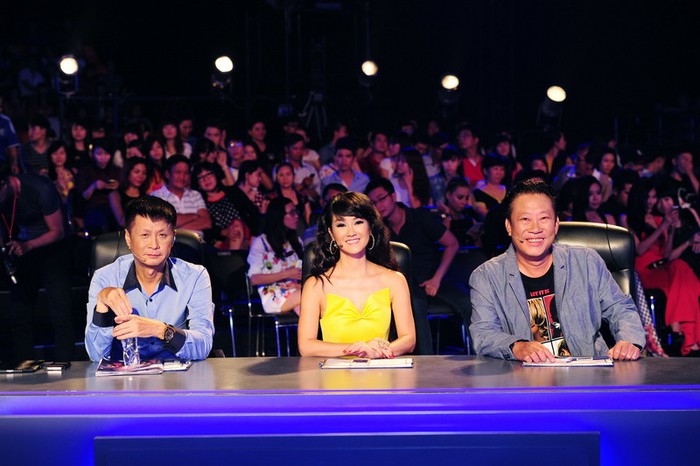 Bộ 3 Giám khảo của chương trình: Lê Hoàng, Hồng Nhung và Lê Quang đêm thi vừa qua.