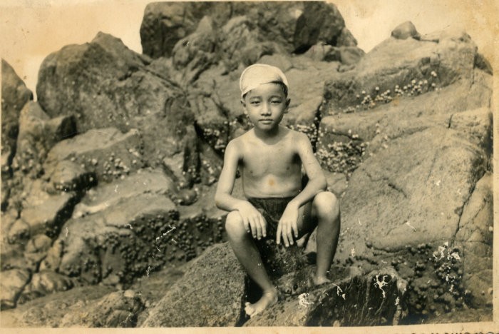 Ảnh được chụp năm 11 tuổi lúc Elvis Phương đi Vũng Tàu cùng gia đình. Lúc nhỏ trông ông khá gầy.