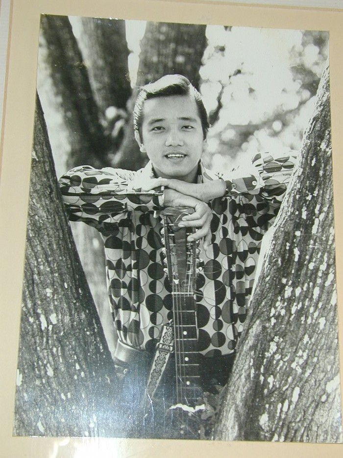 Sở hữu vẻ điển trai, lãng tử Elvis Phương được mời chụp ảnh báo năm 19 tuổi.