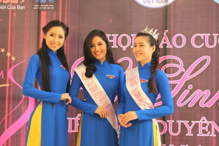 Bộ ba Quỳnh Mai - Xuân Trâm - Ái Vi tươi tắn, rạng ngời tham dự họp báo. Đây là 3 cô gái xinh đẹp vượt qua hàng trăm thí sinh khắp mọi miền đất nước giành chiến thắng tại cuộc thi.