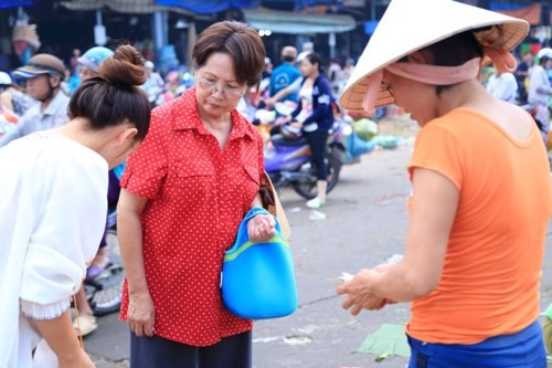 Phương Dung thức dậy từ rất sớm, tự mình đi chợ để chăm lo cho quán cơm chay miễn phí cho người nghèo.