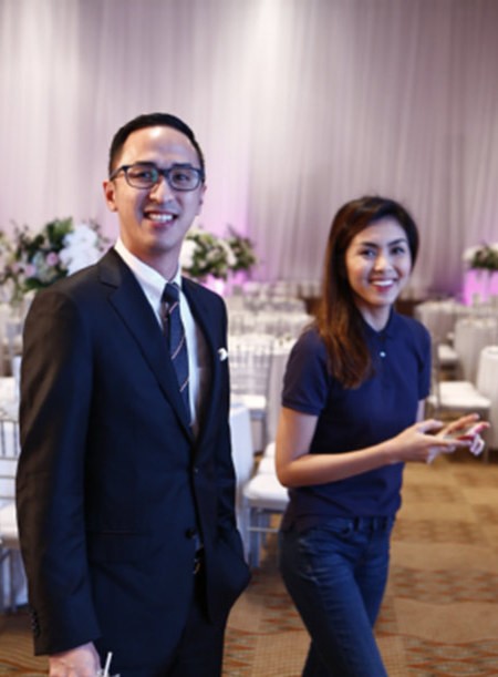Chồng của Tăng Thanh Hà là Louis Nguyễn cũng có mặt từ rất sớm để phụ giúp vợ. Được biết công ty event của Tăng Thanh Hà phụ trách khâu tổ chức cho đám cưới của Trà My.