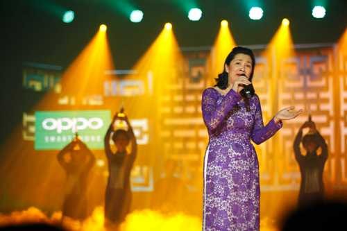 Đặc biệt, mẹ của Minh Thư còn tham gia chương trình với tiết mục song ca cùng con gái trong ca khúc Dạ cổ hoài lang.