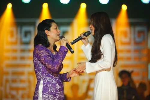 Tuy nhiên, giọng hát trong vắt và cao vút như ca sĩ của mẹ Minh Thư đã khiến cho khán giả ngỡ ngàng.