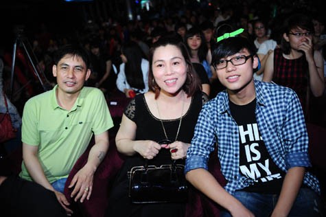 Trong ngày sinh nhật tròn 20 tuổi của con trai, bố mẹ cùng em trai Việt Hoàng của ca sĩ Sơn Tùng cũng đã tranh thủ đến từ rất sớm để có thể theo dõi con trên sân khấu.