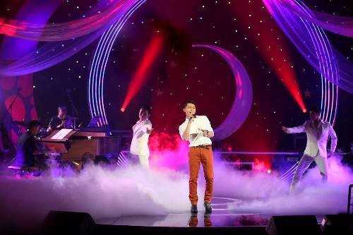 Ca khúc “Cõi mơ” bằng tiếng Pháp và tiếng Việt được một giọng hát chững chạc đến từ cuộc thi Việt Nam Idol – Lân Nhã trình bày.