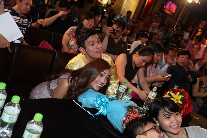 Các diễn viên vô cùng thân thiện khi chụp ảnh &quot;tự sướng&quot; cùng fan hâm mộ. Sau buổi họp fan, 3 nghệ sĩ Philippines sẽ có nhiều hoạt động tại Việt Nam cho đến hết ngày 20/07.