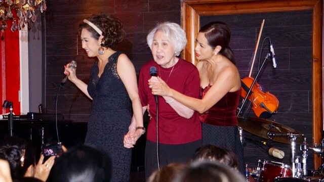Tại buổi tiệc, danh ca Thái Thanh cũng không quên khoe giọng ca của mình dù tuổi đã 80.