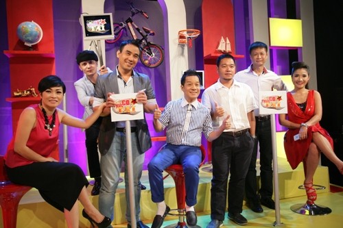 (Từ trái sang) ca sĩ Phương Thanh, nhạc sĩ Vũ Quốc Việt, MC Quyền Linh, diễn viên Minh Nhí, đạo diễn Lê Hoàng và diễn viên Cát Tường.