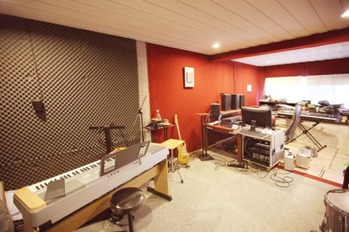 Ngôi nhà không chỉ là nơi thư giãn, mà còn là nơi làm việc của ca sĩ Cẩm Vân. Một phòng thu hiện đại được dành làm nơi thu âm các ca khúc của chính nữ ca sĩ.