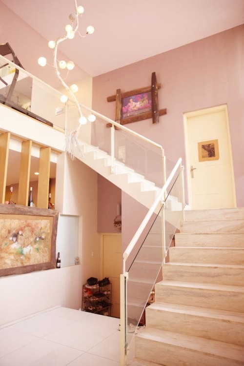 Cầu thang được thiết kế đơn giản, không làm mất quá nhiều diện tích của ngôi nhà.