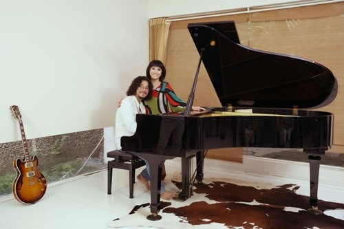Một góc phòng là nơi đặt cây đàn piano. Đây là một vật không thể thiếu giúp hai vợ chồng có thể cùng nhau tập luyện ca hát.