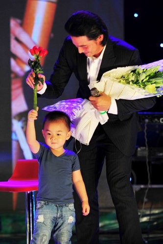 Con trai Quách Ngọc Ngoan lên sân khấu chúc mừng cha.