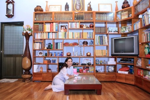 Phòng đọc sách và thư giãn của các con được Phi Nhung bày biện bà bố trí rất đẹp mắt.