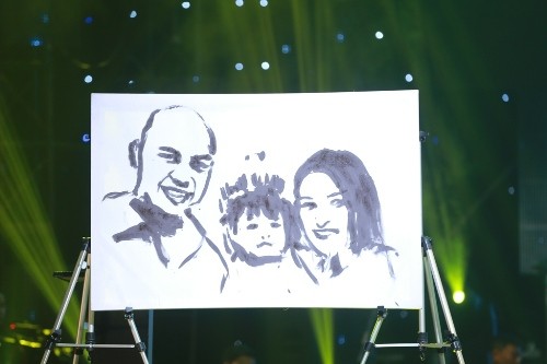 Hình ảnh gia đình hạnh phúc này đã được hoạ sĩ Phạm Hồng Minh phác họa lại ngay trên sân khấu để tặng cho Phan Đinh Tùng.
