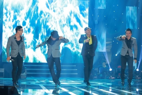 3 chàng trai nhóm MTV còn thể hiện sự quý mến Phan Đinh Tùng bằng cách đổi lời bài hát Sóng Tình thành “Này Tùng yêu dấu ơi”.