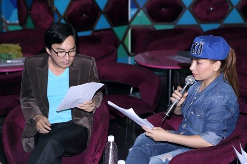 Nghệ sĩ Kim Tử Long đọc lại lời thoại trong buổi tập.