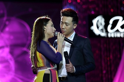 Nghệ sĩ Trấn Thành đã khiến khán giả bất ngờ ở giọng hát của anh qua ca khúc Không phải tại chúng mình song ca với Phi Nhung.