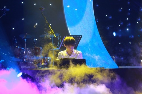 Con trai Bảo Châu lên sân khấu đêm đàn piano cho mẹ.