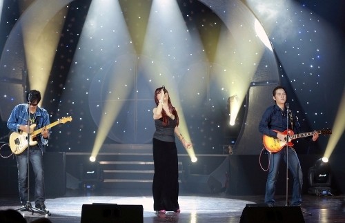 Con trai Khải Ca cùng em trai Kim Tuấn góp giọng trong một tiết mục của nữ ca sĩ.