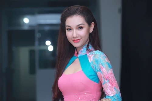 Quỳnh Chi chọn cho mình chiếc áo dài được cắt cúp phần ngực gợi cảm.