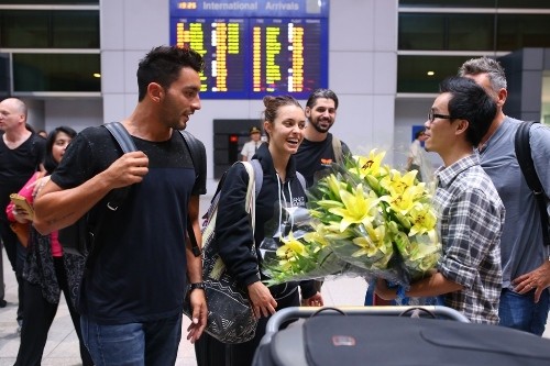 Đoàn khách đến từ Mỹ bất ngờ khi được tặng hoa ngay khi đáp chuyến bay xuống sân bay Tân Sơn Nhất tối qua.