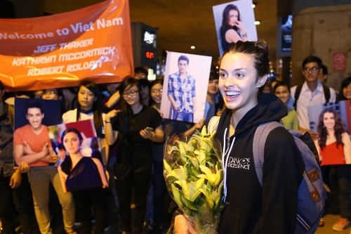 Sau chuyến bay dài từ Mỹ sang Việt Nam, Kathryn McCormick vẫn giữ được vẻ mặt rạng rỡ khi gặp gỡ fan hâm mộ ngay tại sân bay.