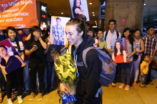 Đây là lần đầu tiên đến Việt Nam, Kathryn tỏ ra khá ngỡ ngàng khi bị &quot;bao vây&quot; bởi chính fan hâm mộ của mình.