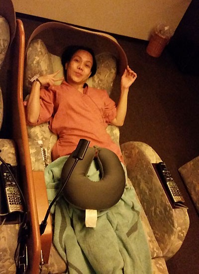 Hình ảnh danh hài Việt Hương phải ngủ trên ghế massage.