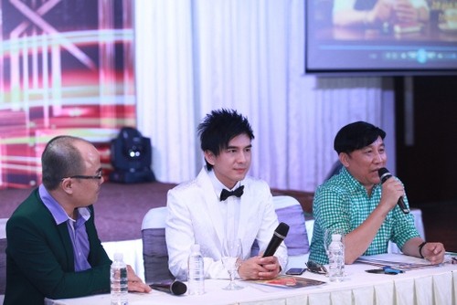 Bầu Hoàng Tuấn (áo xanh lá) đại diện phát ngôn tại buổi họp báo ra mắt chương trình.