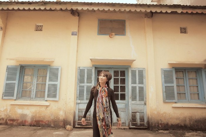 Ca sĩ Lê Uyên đứng trước căn nhà số 18, nơi gắn bó một thời với tuổi trẻ của cô tại Đà Lạt.