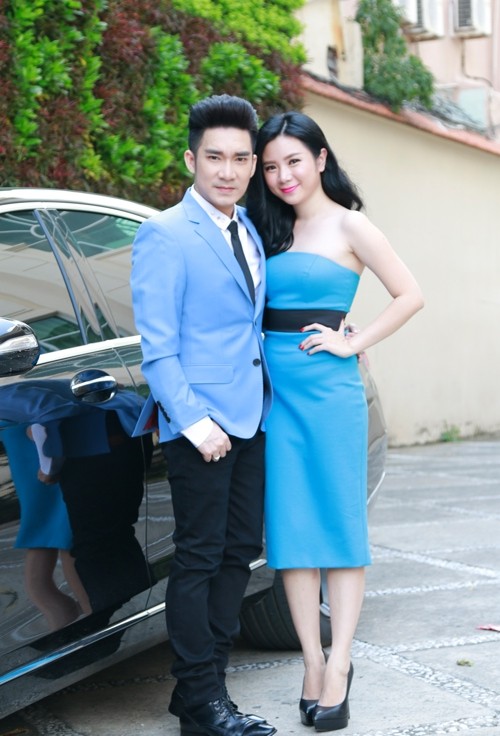 Ca sĩ Quang Hà bên cạnh bạn gái Thu Hà.