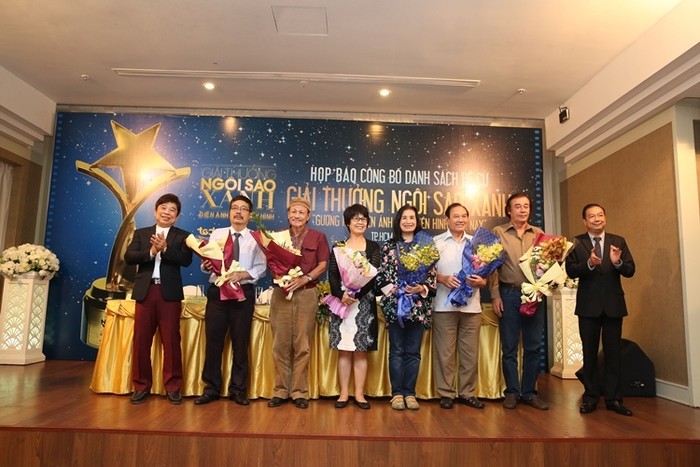 Các thành viên Hội đồng nghệ thuật nhận hoa từ Ban tổ chức.