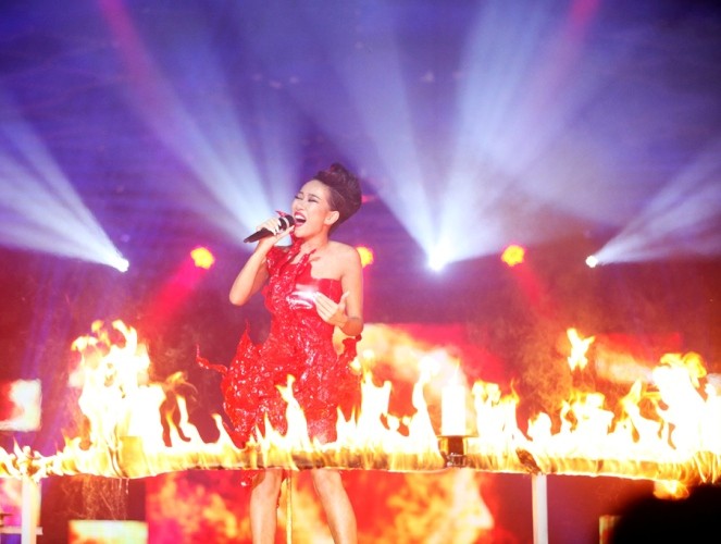 Tiết mục ấn tượng nhất của Thảo Trang trong liveshow tối qua là ca khúc Listen của Beyonce. Thảo Trang trình diễn với lửa thật đang nghi ngút khói.