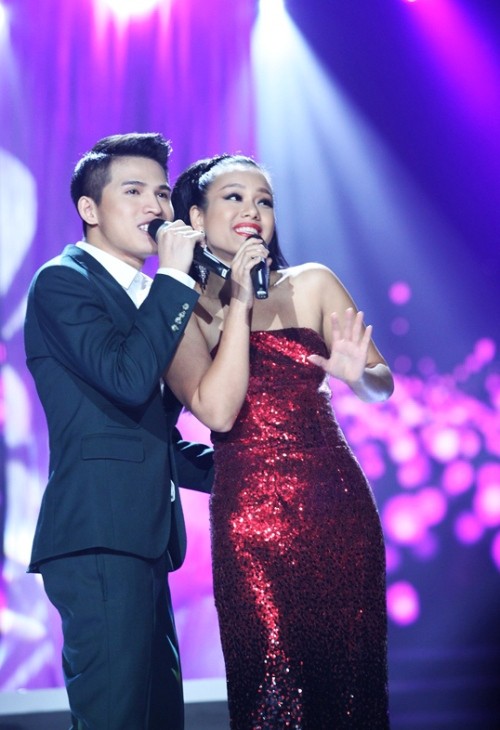 Hai Quán quân của cuộc thi Vietnam Idol tình tứ với nhau trên sân khấu.